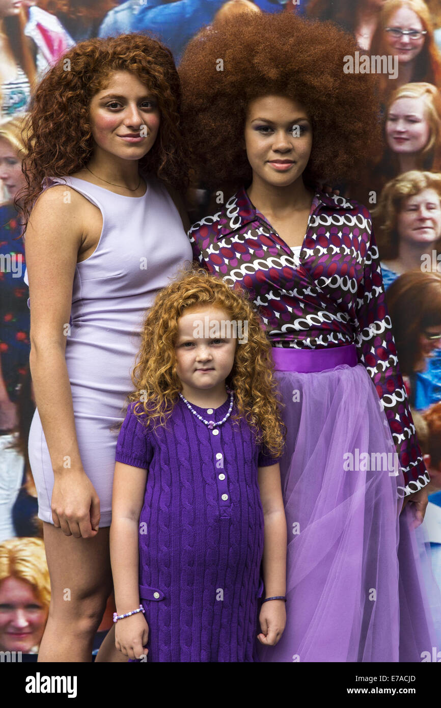 Zwei Frauen und ein Mädchen, die alle mit verschiedenen roten Haaren, für ein Portrait Pose während des Festivals von redheads. Stockfoto