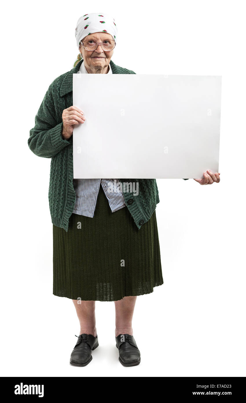 Ältere Dame leeres Blatt in Händen hält, über weißen Lächeln Stockfoto