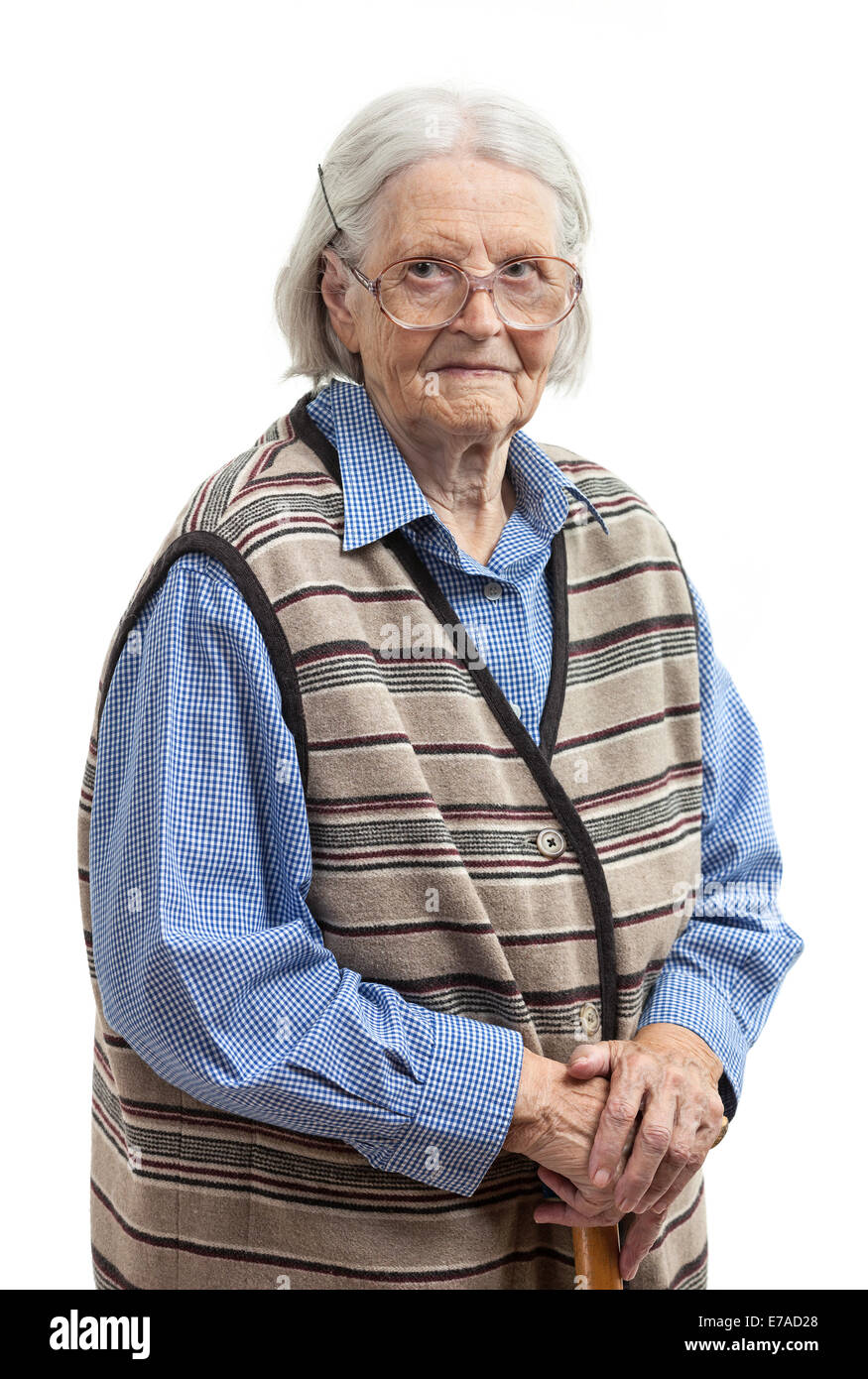 Portrait einer älteren Frau in die Kamera schaut. Auf weißem Hintergrund. Stockfoto