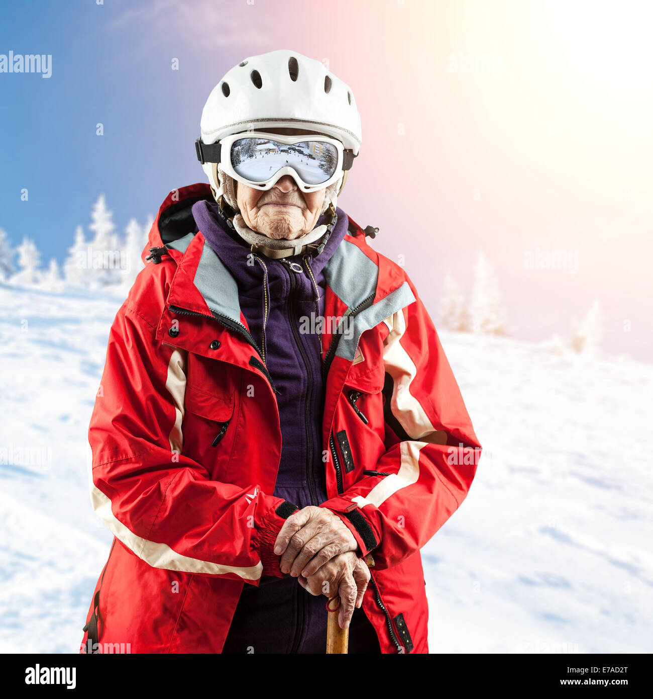 Ältere Frau in Skijacke und Brille im Freien. Mit Pfad. Stockfoto