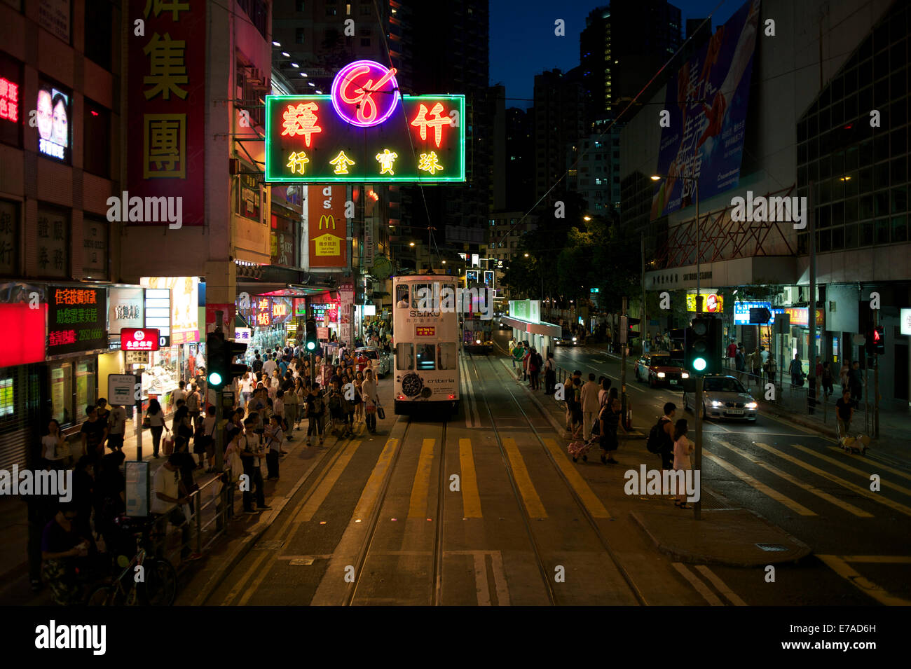 Hong Kong-Tram in der Nacht Stockfoto