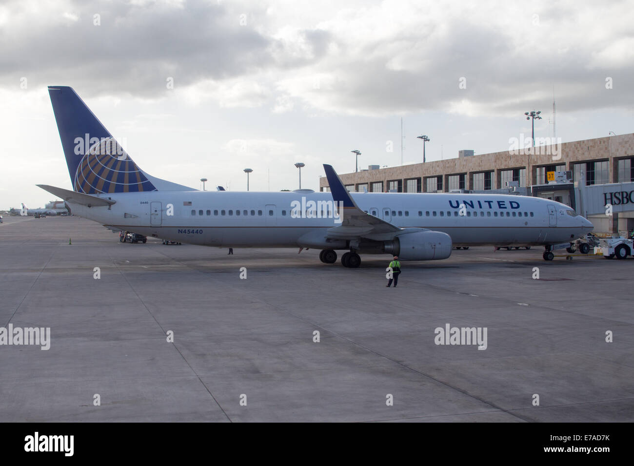 United Airlines-Jet bei Fluggastbrücke am internationalen Flughafen von Cancun Stockfoto