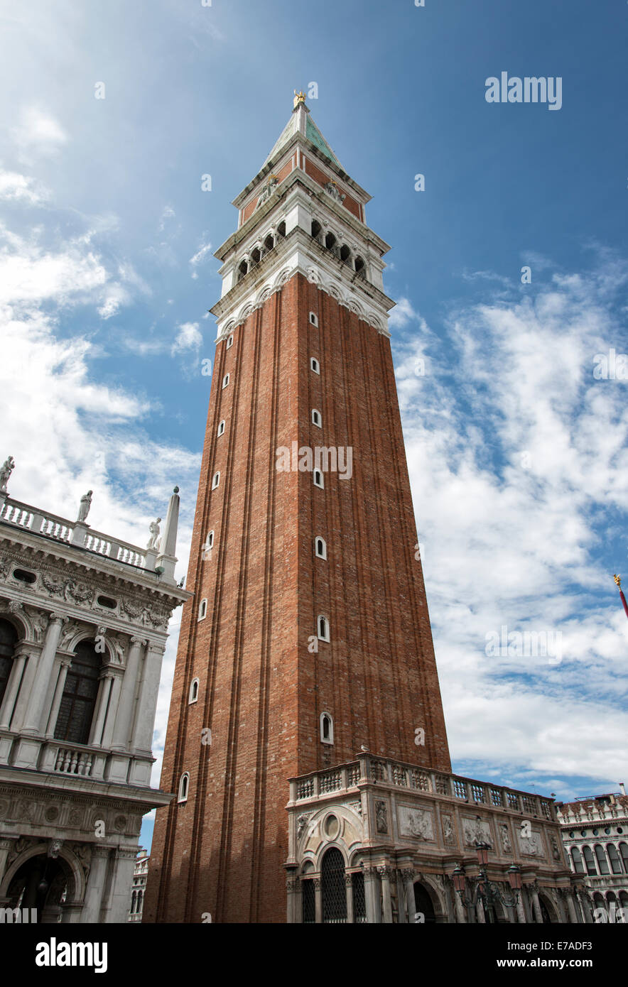 Glockenturm oder Campanile in Markusplatz in Venedig, überragt von der Basilika und die umliegenden Gebäude. Stockfoto