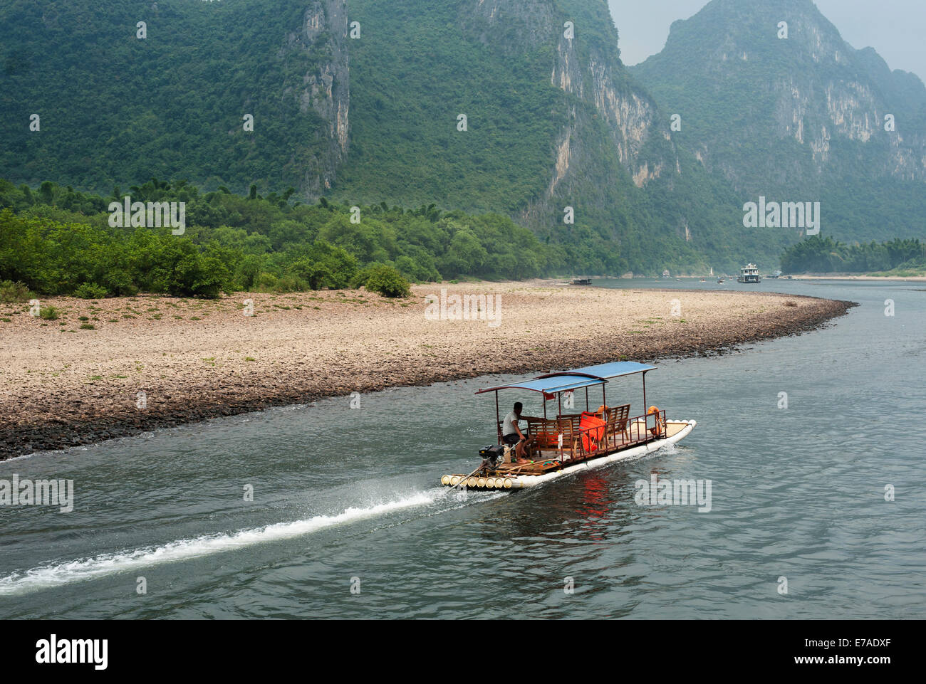 Kleine Touristenboot auf dem Li Fluss, China Stockfoto