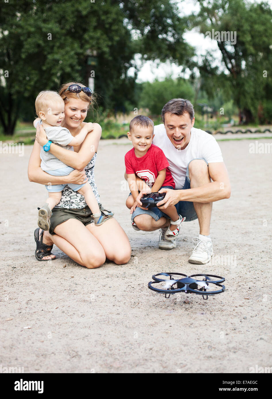 Junge Familie mit zwei Jungs spielen mit Spielzeug RC quadrocopter Stockfoto
