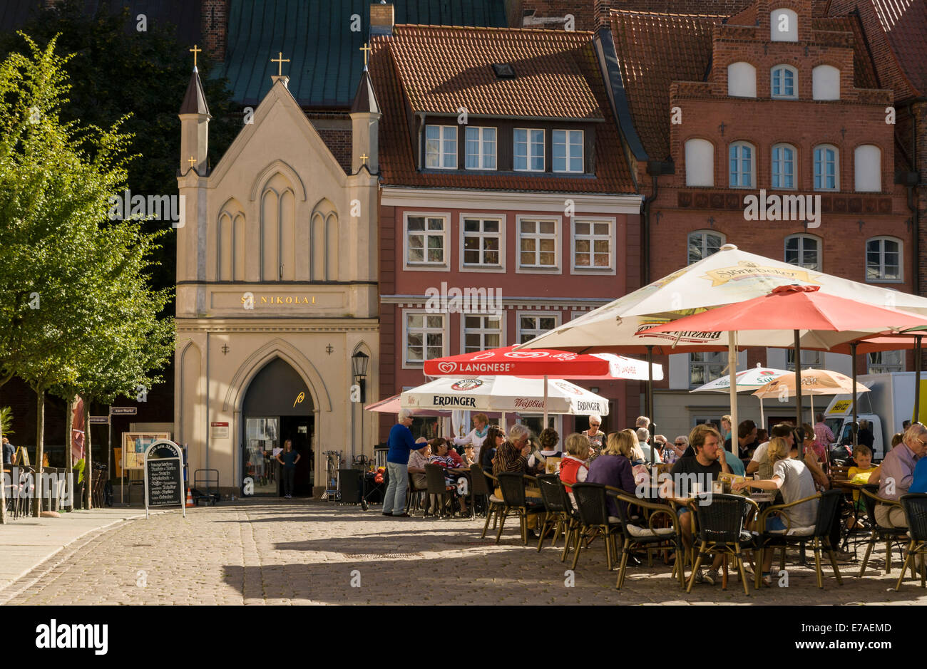 St. Nikolai Kirche & Straßencafés auf dem alten Marktplatz, Stralsund, Deutschland Stockfoto