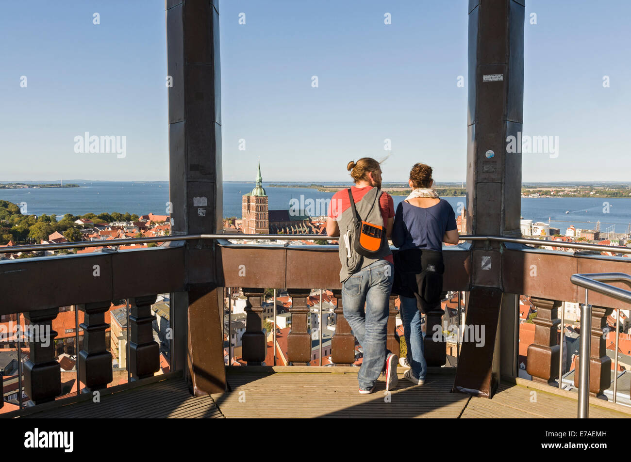 Blick über Stralsund nach Rügen aus der Marienkirche in Stralsund, Deutschland Stockfoto