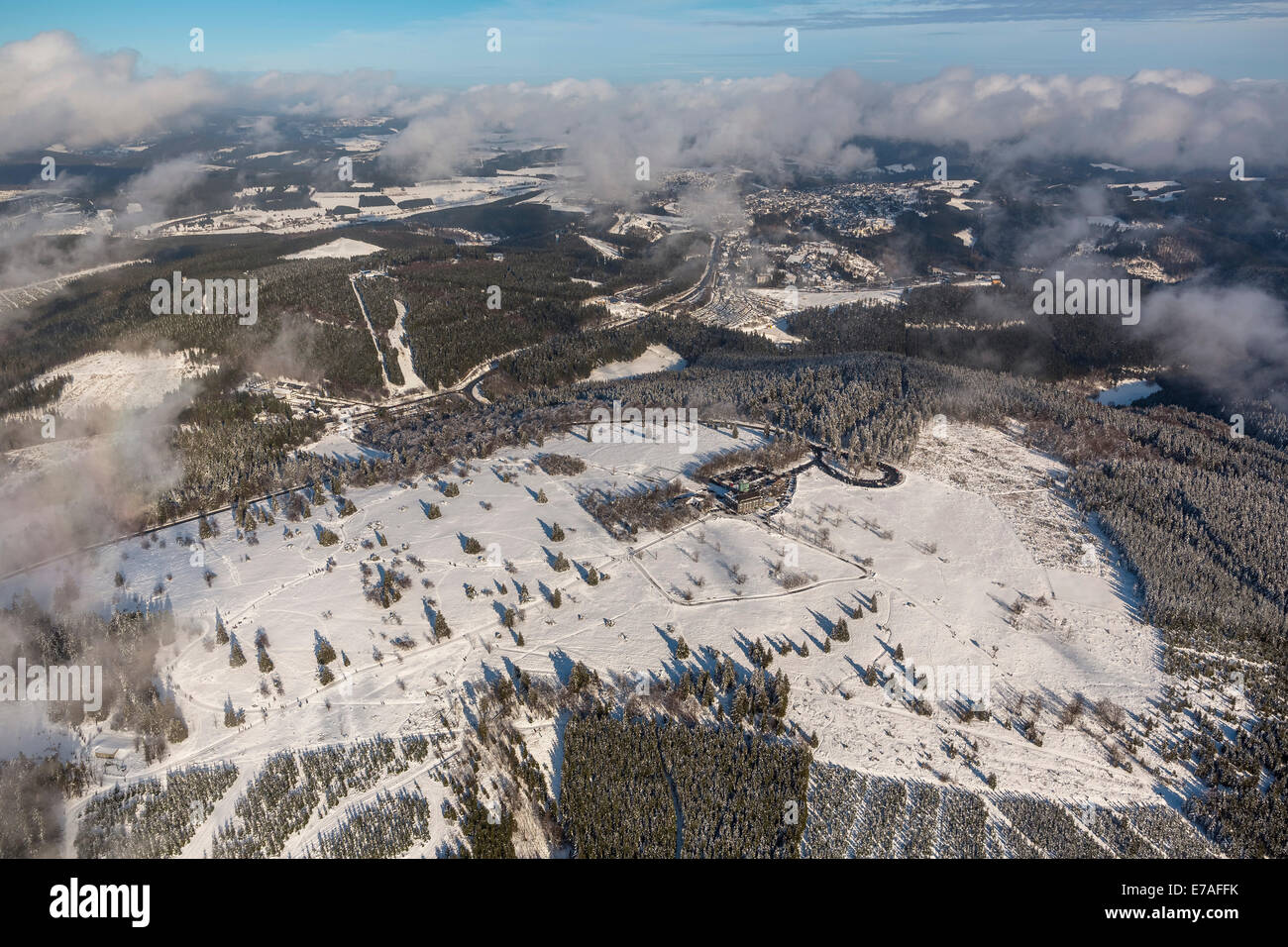 Kahler Asten Berg, Schnee-bedeckten Heide, Luftaufnahme, Winterberg, Hochsauerland, Nordrhein-Westfalen, Deutschland Stockfoto
