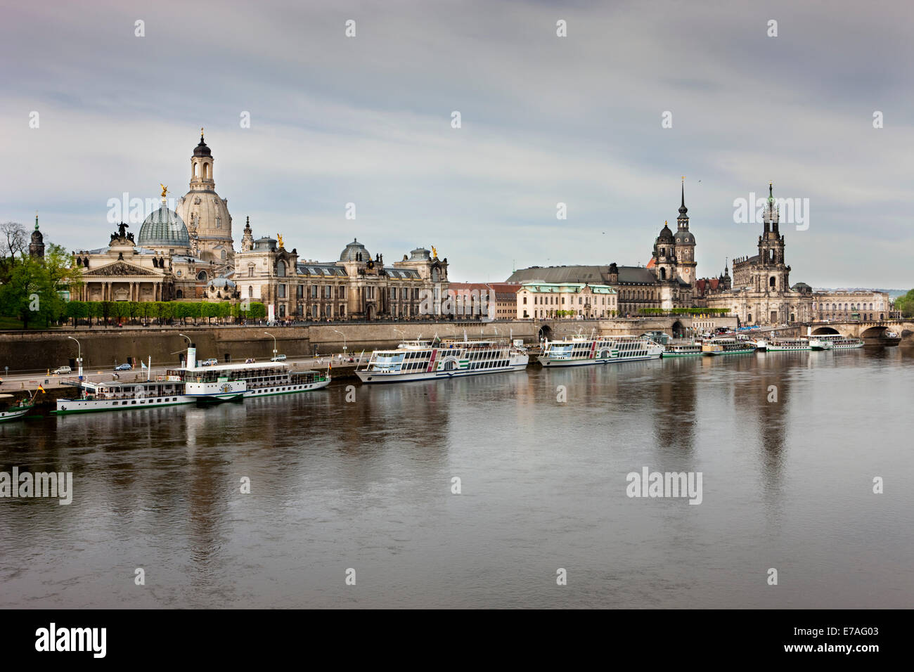 Blick über die Elbe mit dem historischen Stadtteil hinter, Dresden, Sachsen, Deutschland Stockfoto