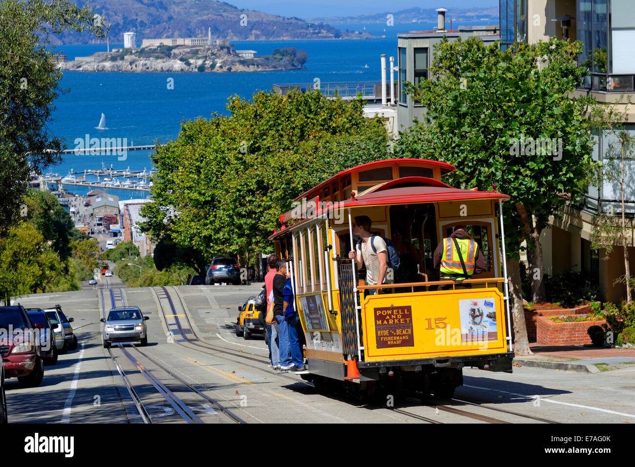 Die historische Cable Car an der Hyde Street, der ehemalige Gefängnis Insel Alcatraz auf der Rückseite, San Francisco, Kalifornien, USA Stockfoto