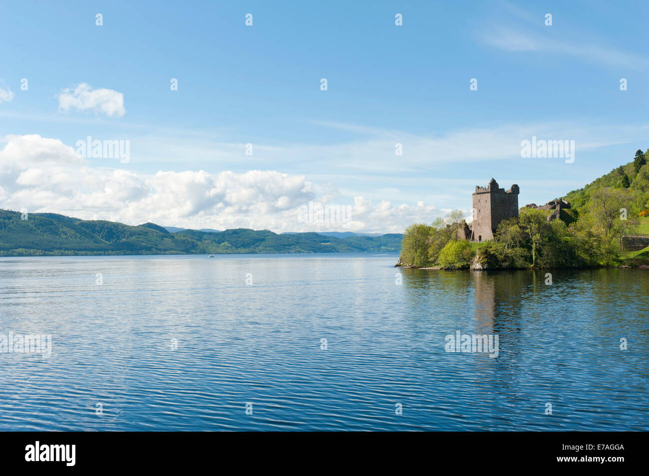 Turm der Ruine des Urquhart Castle am Ufer des Loch Ness, in der Nähe von Drumnadrochit, Schottisches Hochland, Schottland Stockfoto