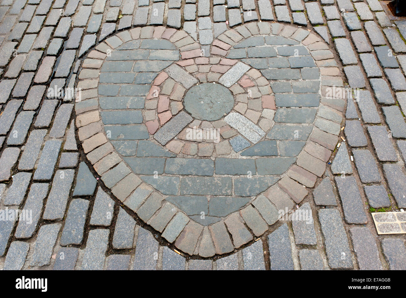 Heart of Midlothian FC, Pflastersteine Mosaik vor St. Giles' Cathedral, High Street, Royal Mile in Edinburgh, Schottland Stockfoto