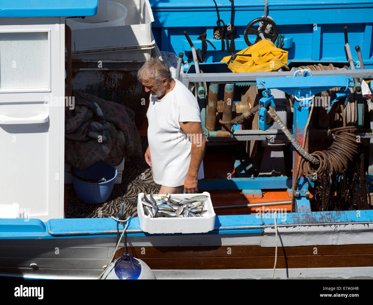 Ein Fischer Fische direkt aus seinem Boot zu verkaufen. Stockfoto