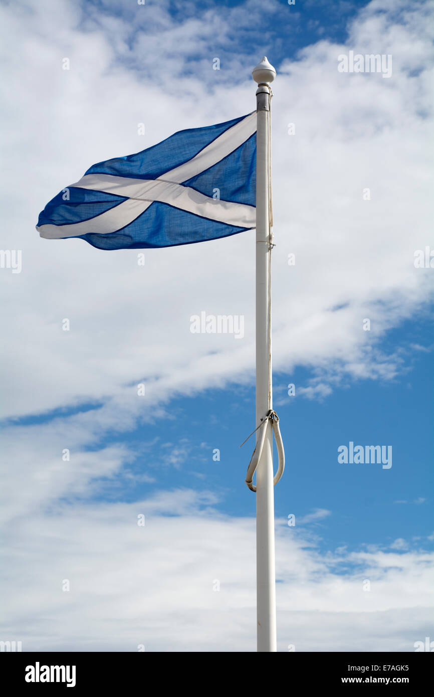 Das Andreaskreuz oder schottische Andreaskreuz Flagge weht im Wind vor blauem Himmel. Stockfoto