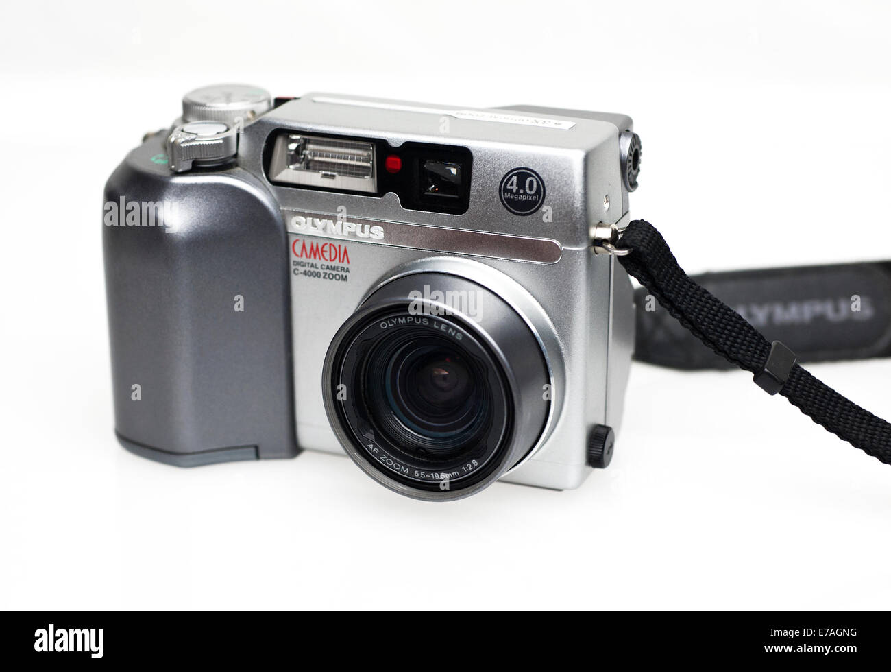 Digitalkamera Olympus Camedia C-4000 Zoom 4.0 Megapixel-Point- and -Shoot Kamera auf weißem Hintergrund Stockfoto