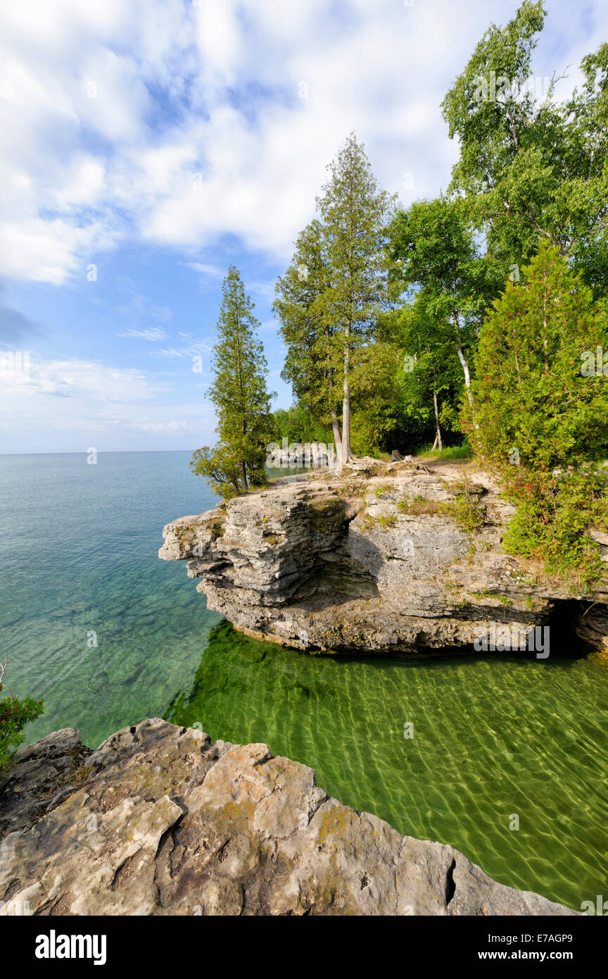 Baum-Spitze Felsen und felsigen Punkte entlang malerischen Lake Michigan in Cave Point Park, Jacksonport, Door County, Wisconsin, WI. Stockfoto