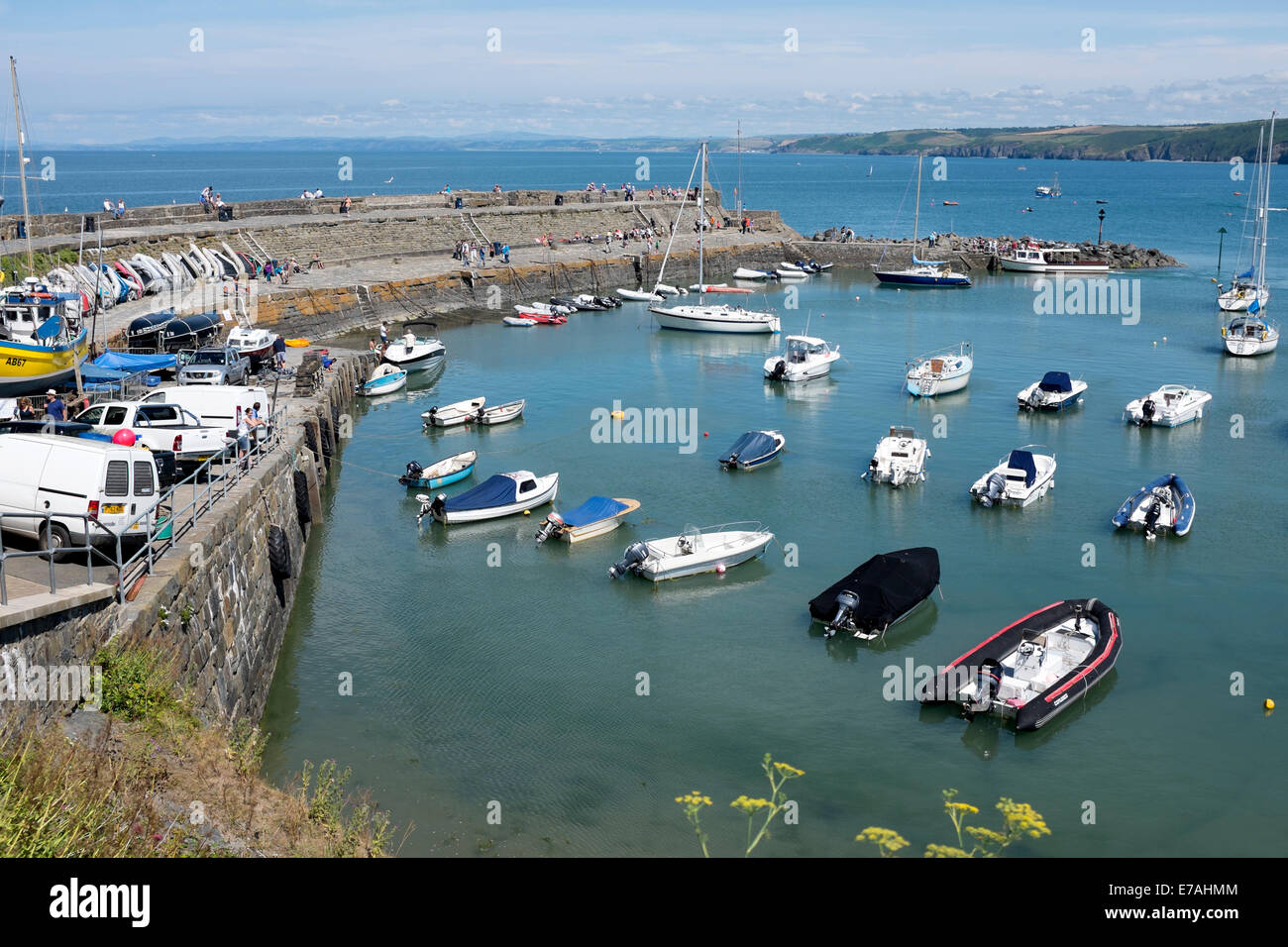 Boote im tiefblauen Wasser sonnigen New Quay Wales Stockfoto