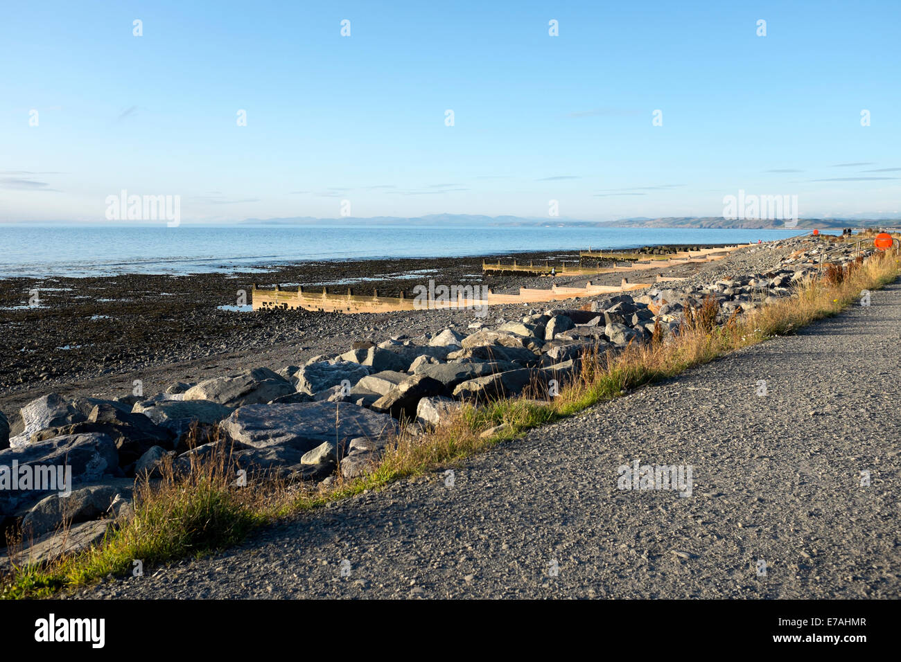 Felsigen steinigen Strand Küstenpfad Summer Blue Sky Stockfoto