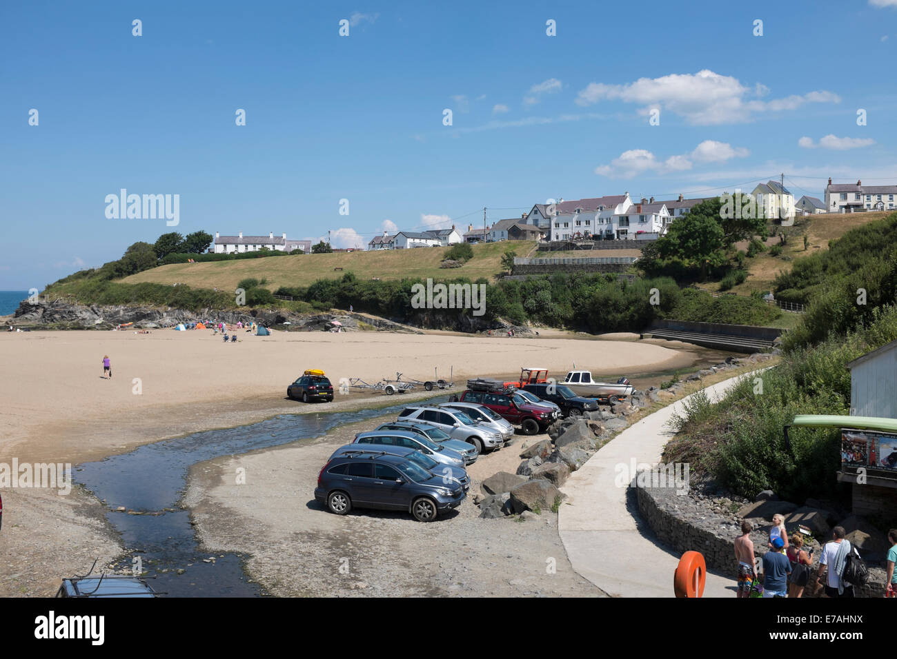 Autos parken am Sandy Beach Bay Sommer Stream Stockfoto