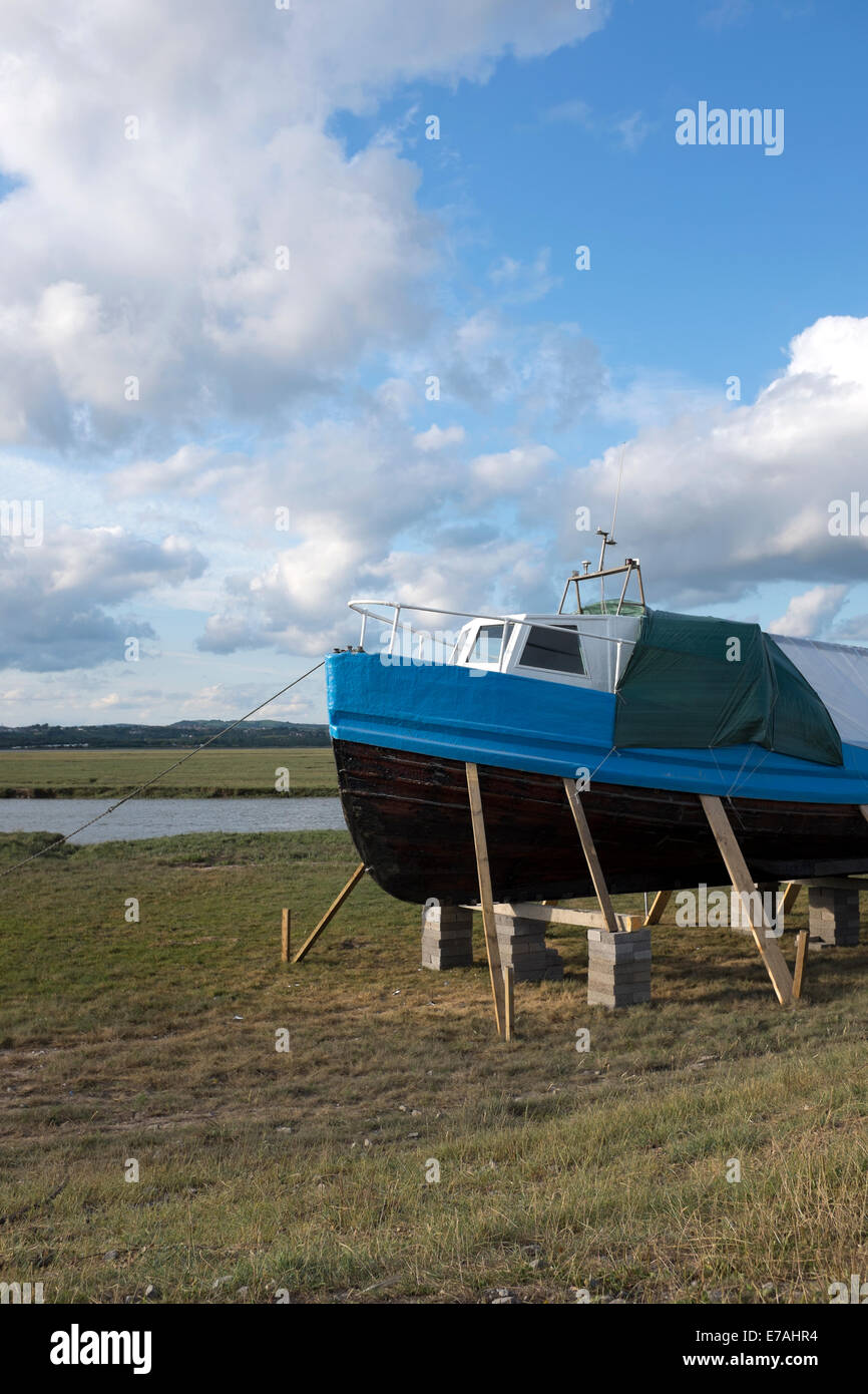 Boot Reparatur Stelzen aus Wasserbasis renovieren Stockfoto