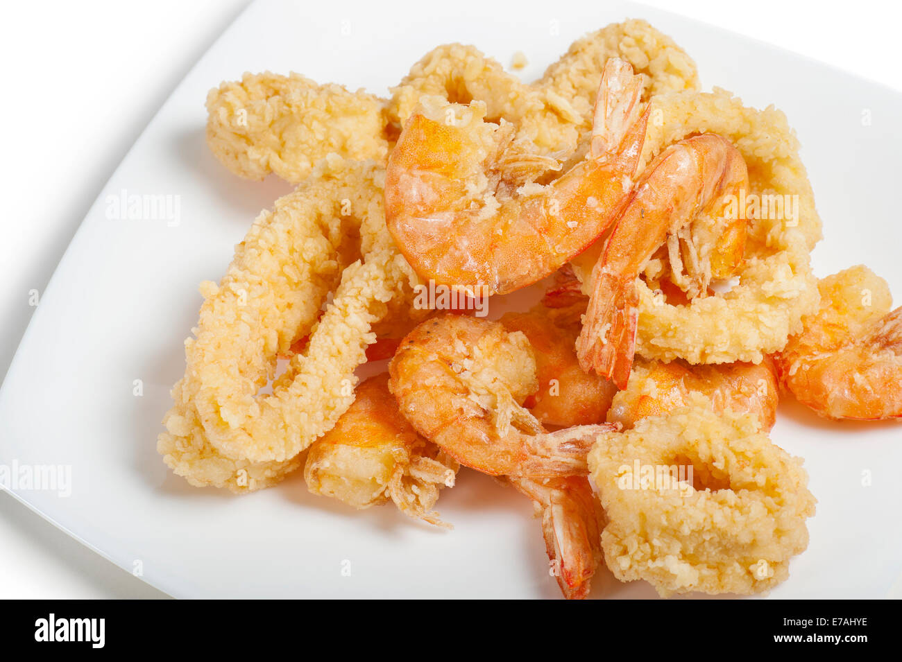 Platte mit gebratenen Fisch, Closeup auf weißem Hintergrund Stockfoto