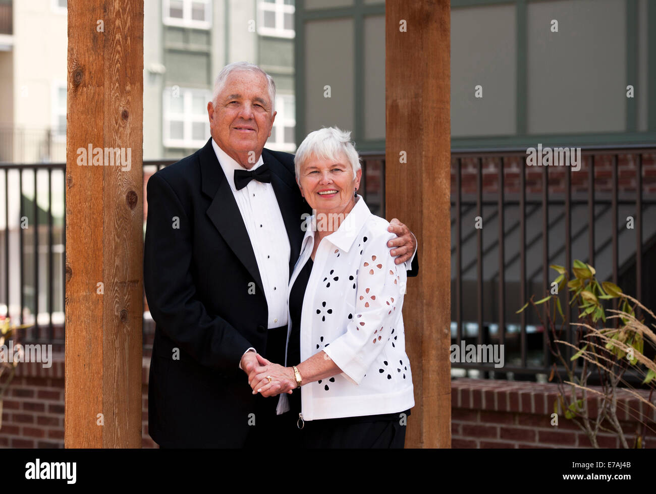 Ein glückliches Paar Reifen für eine schwarze Krawatte Veranstaltung gekleidet Stockfoto