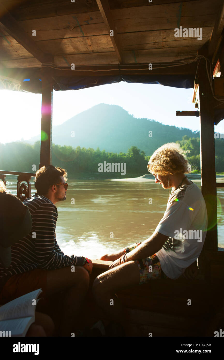 Touristen genießen den Mekong-Fluss auf einem langsamen Boot in Südost-Asien Stockfoto