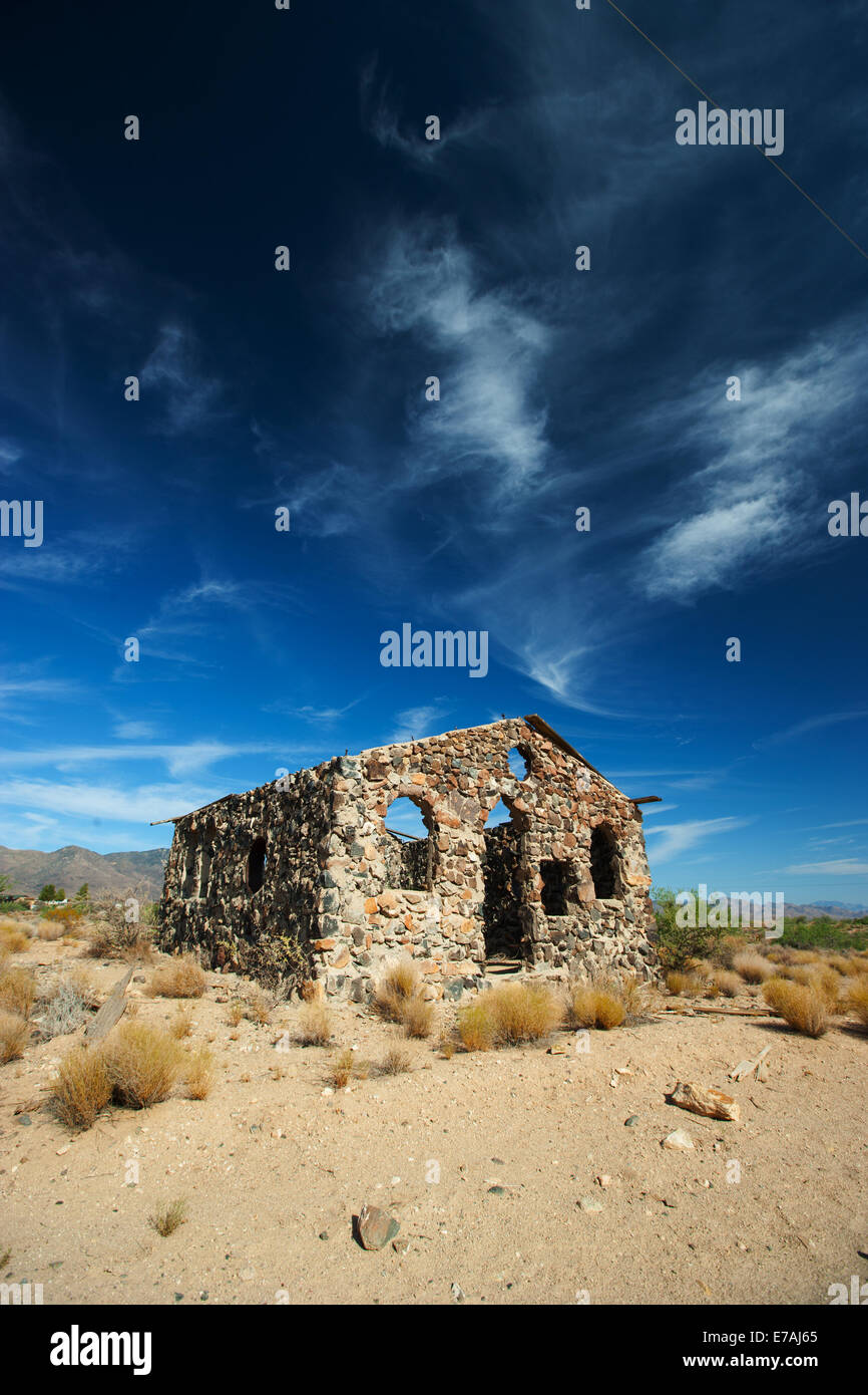 Alte steinerne Kirche Gebäude oder Haus-Shell in der Wüste USA Stockfoto