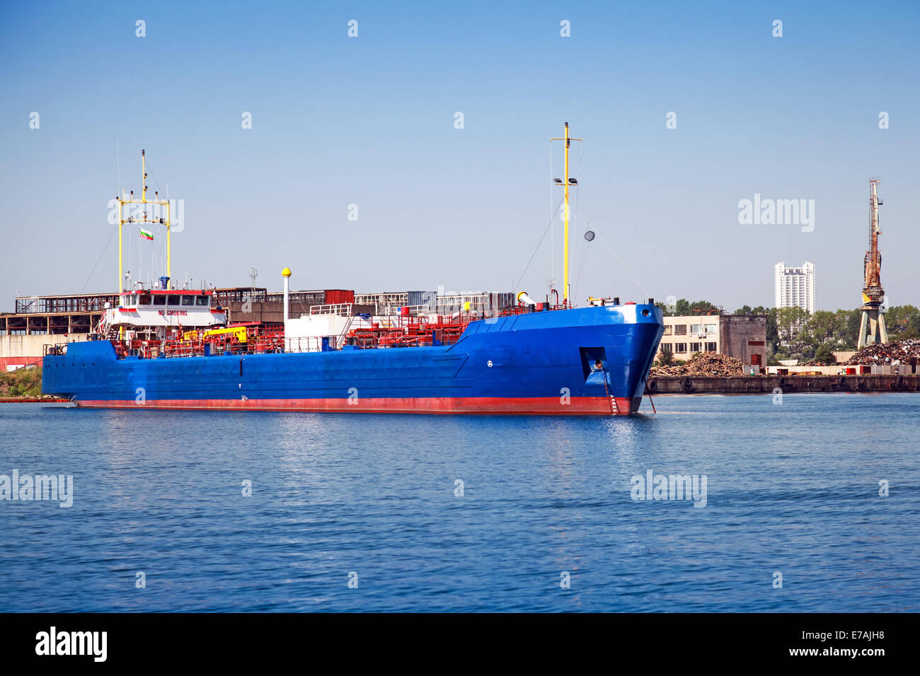 Blauen LPG-Gas-Träger. Industrielle Frachtschiff vor Anker in Burgas Stockfoto