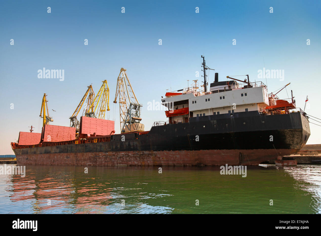 Große industrielle Frachtschiff laden im Hafen von Burgas Stockfoto