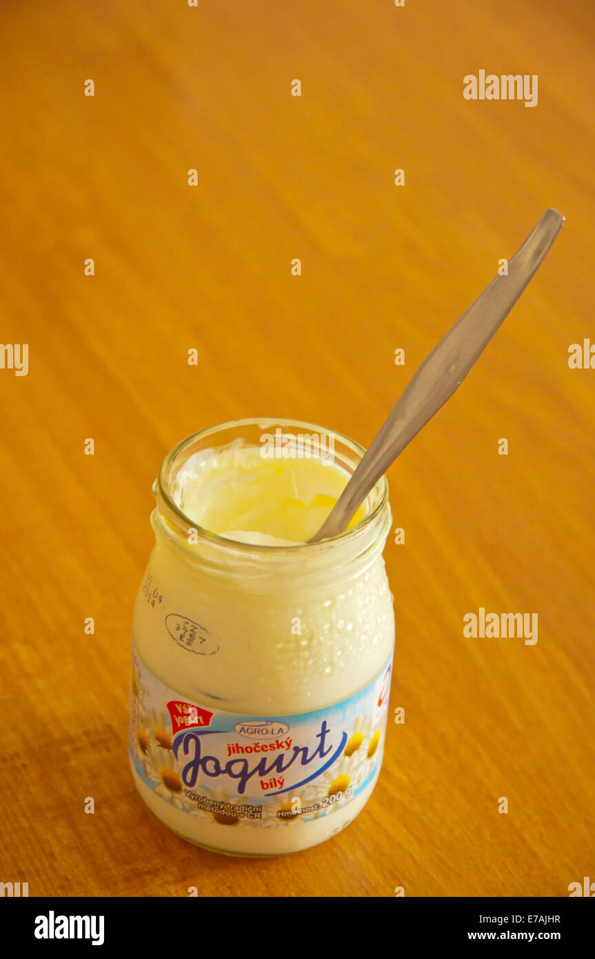 Hoher Qualität, international ausgezeichnet und renommierten Agro-la Jihocesky Jogurt weißen geschmacklosen Joghurt, zubereitet, gelagert und verkauft ich Stockfoto