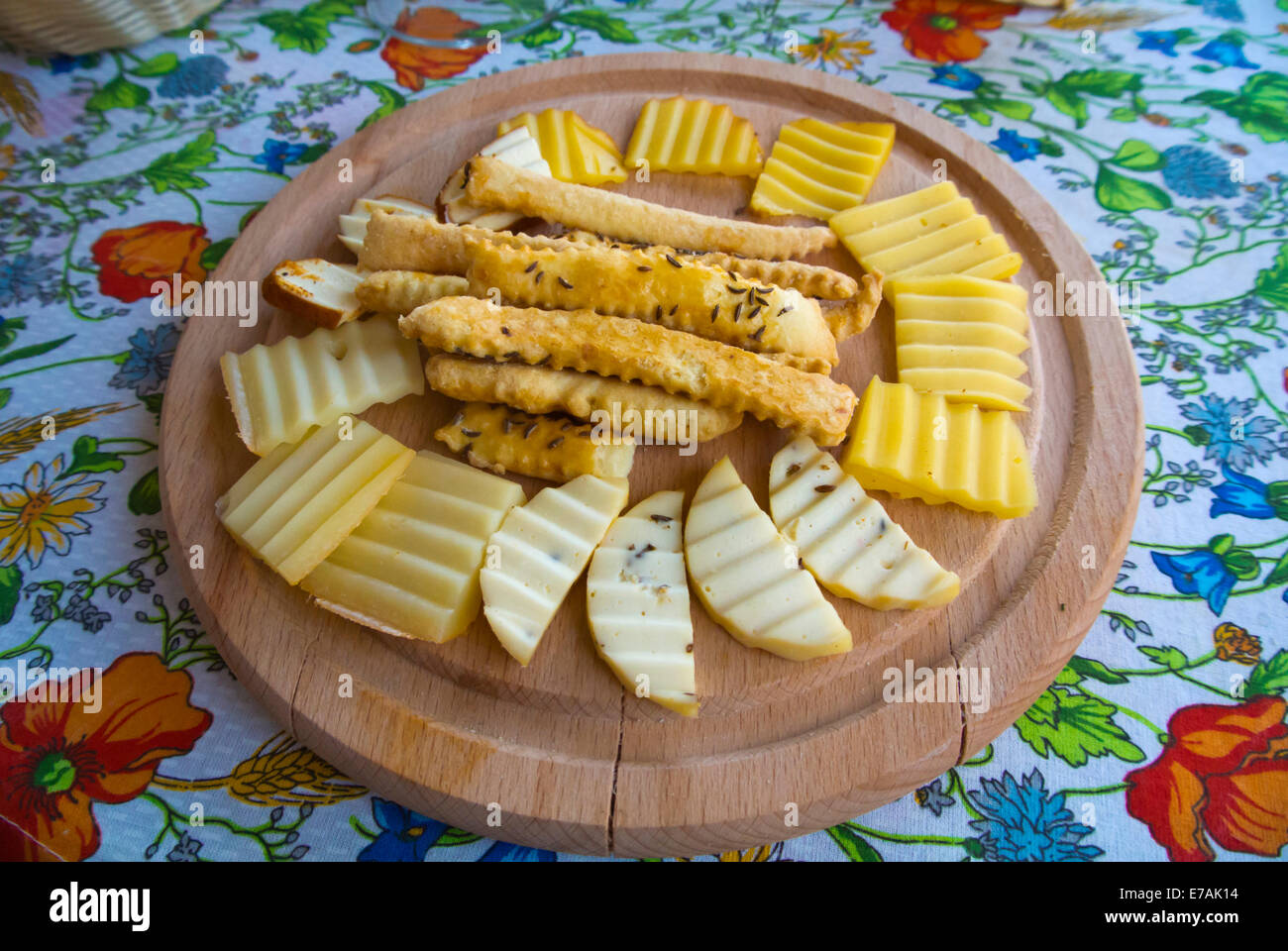 Käse-Snack-Platte zu gehen zusammen mit Bier, Hauptplatz, Vilnius, Litauen, Europa Stockfoto