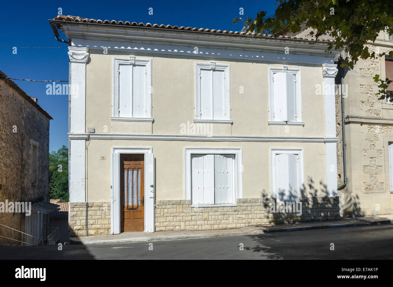 Typisch französische Haus in das ziemlich französischen Dorf von Pujols im Departement Gironde, Aquitane Stockfoto