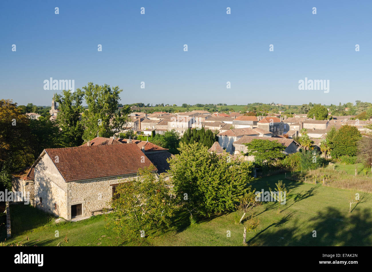 Blick von der Dachterrasse über die französische Stadt Gensac in der Region Gironde Stockfoto