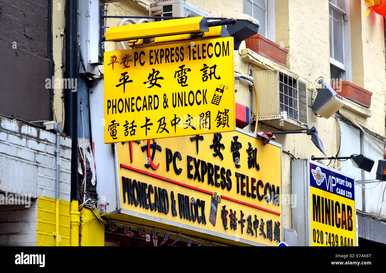 London, England, Vereinigtes Königreich. PC Express Telecom Reiseshop und SIM-Karte entsperren in der Gerrard Street, Chinatown Stockfoto
