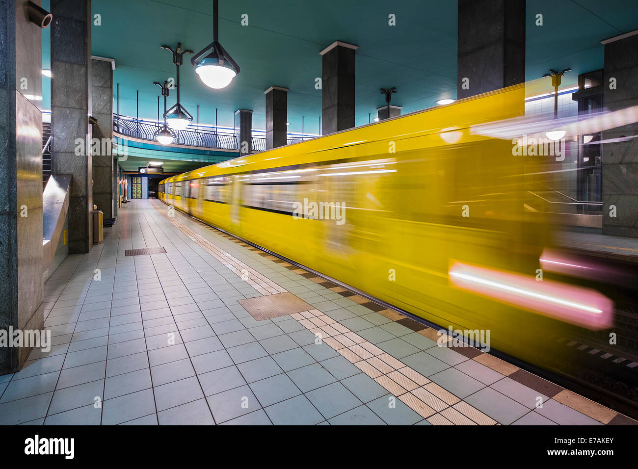 Zug am Bahnsteig im u-Bahnhof Lindauer Allee in Berlin Deutschland Stockfoto
