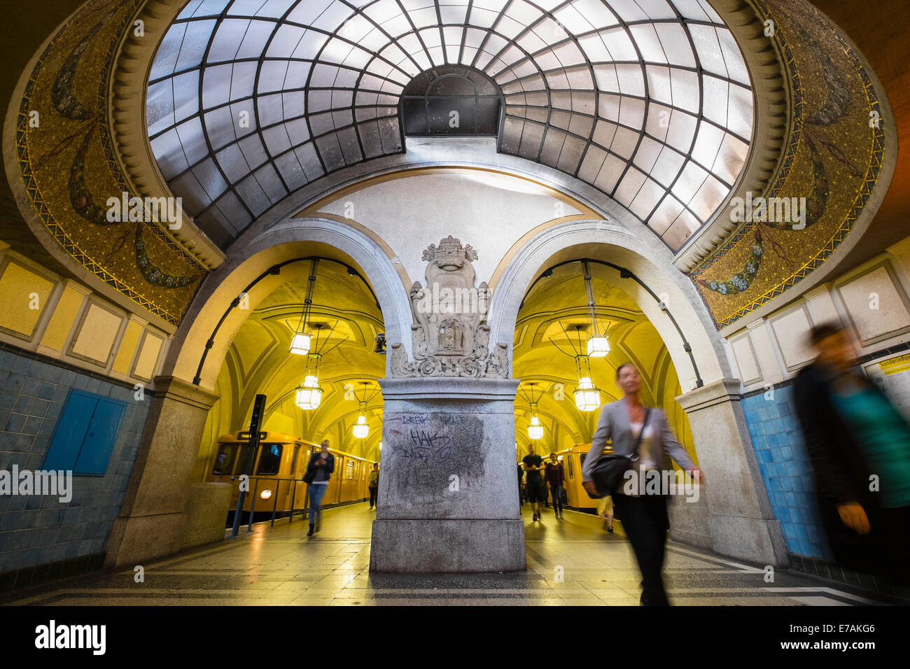 Reich verzierte alte Architektur am Heidelberger Platz Bahnhof am Berliner u-Bahn-System in Deutschland Stockfoto
