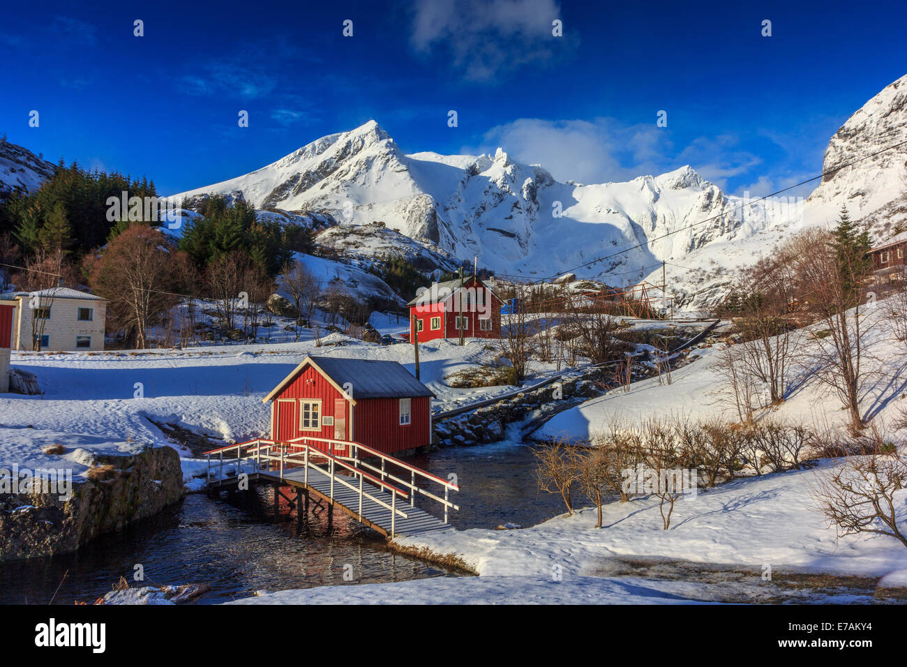 Kleinen norwegischen Dorf im winter Stockfoto