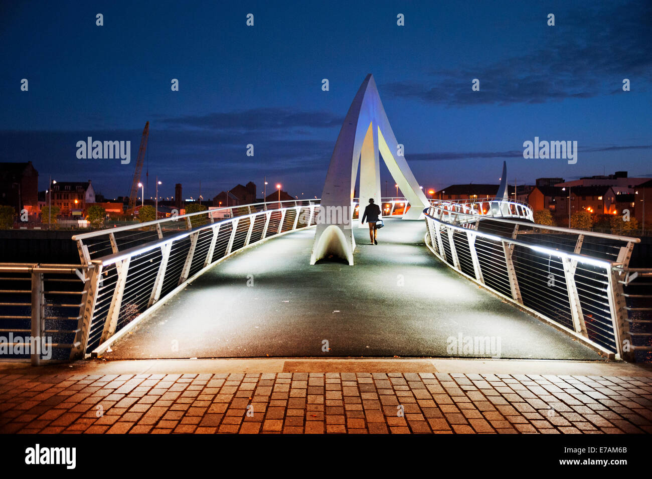 Die Tradeston-Brücke in der Nacht, Glasgow, Schottland. Stockfoto