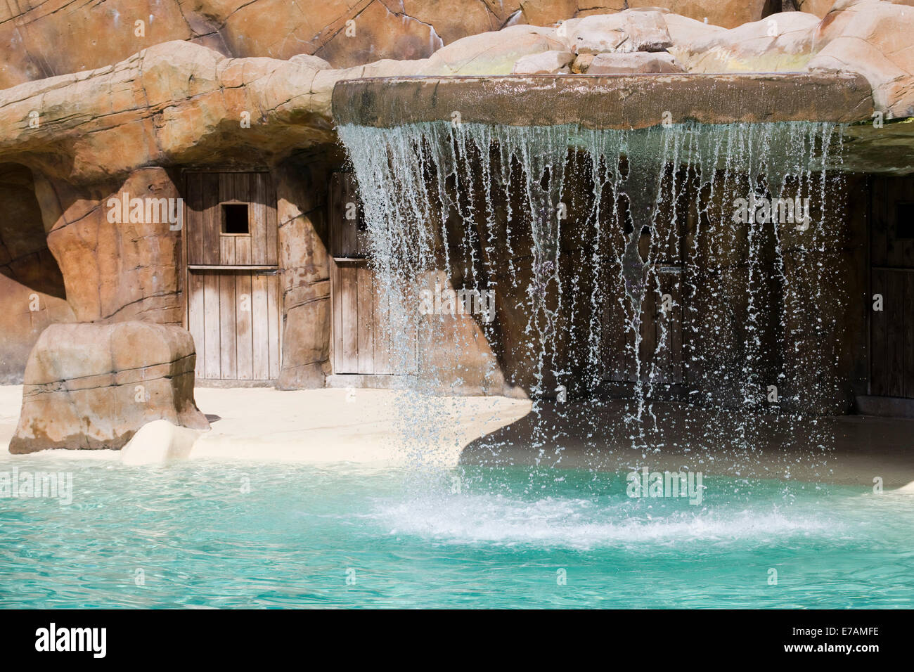 Künstlicher Pool und Wasserfall für Pinguine Stockfoto