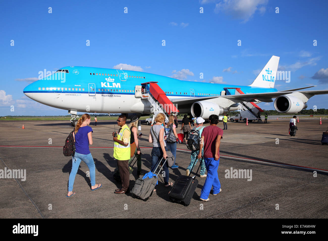 Passagiere, die zu Fuß zu einer