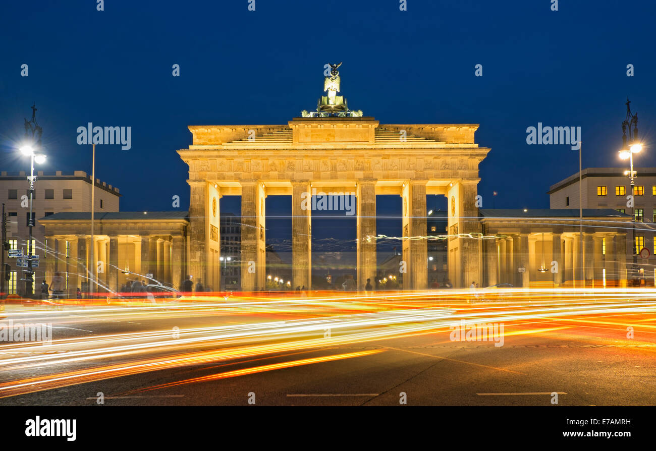 Langzeitbelichtung Ampel Routen vor dem Brandenburger Tor in der Nacht in Berlin Germany Stockfoto