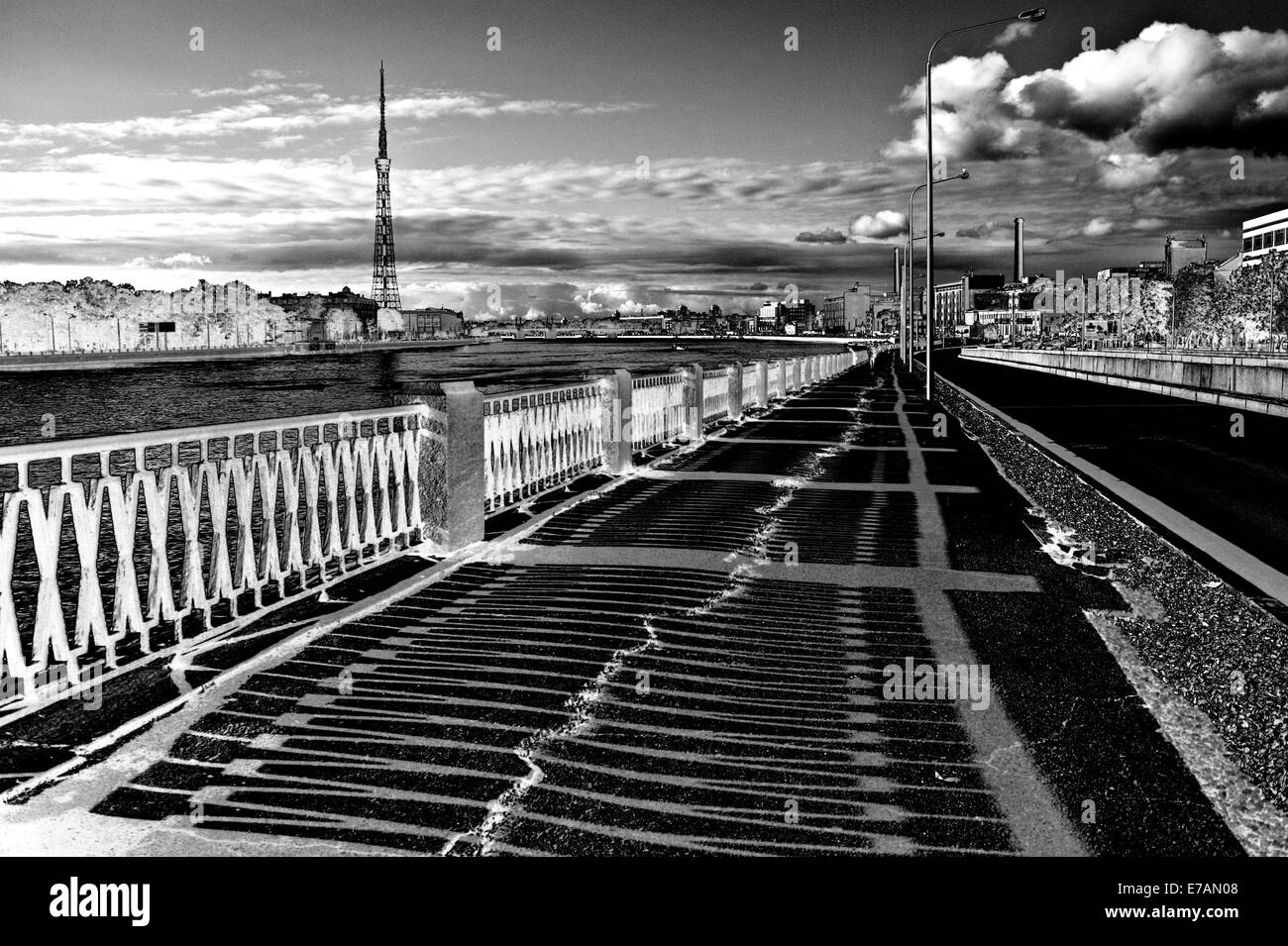 Der Riss im Asphalt am Ufer der Newa. Fernsehturm Stockfoto