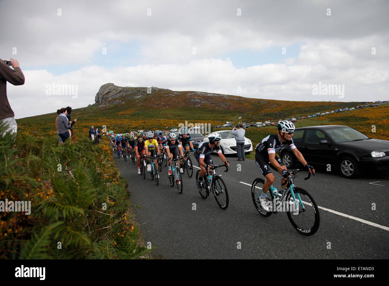 Haytor, Devon, UK. 11. September, 2014.  Mark Cavendish Schutz sein Team mate Michal KWIATKOWSKI in der Verfolgergruppe Hauptfeld auf Haytor auf Dartmoor in Exmouth, Exeter 5. Etappe der Tour of Britain Credit: Anthony Collins/Alamy Live News Stockfoto