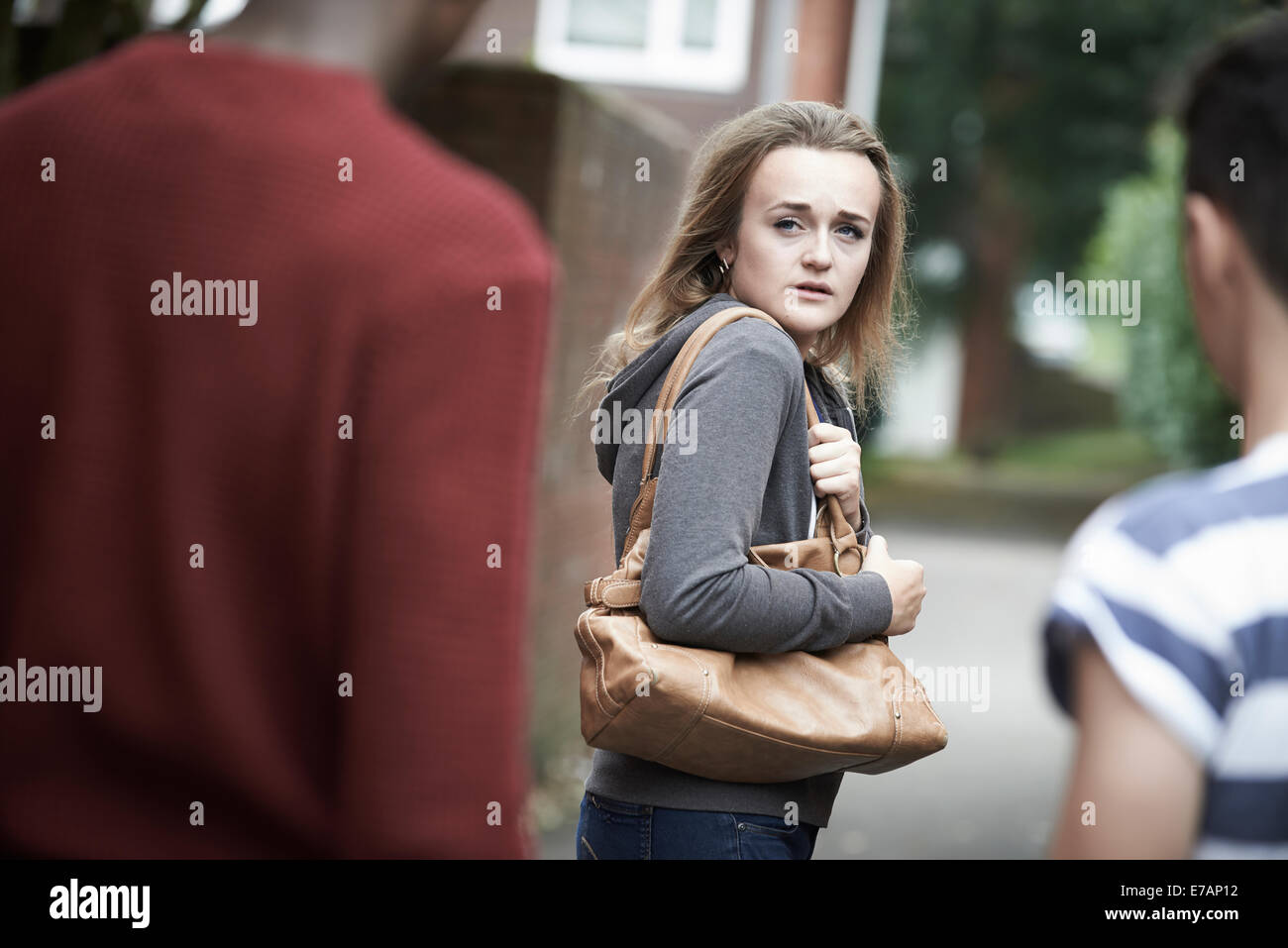 Teenager-Mädchen als sie Spaziergänge nach Hause eingeschüchtert fühlen Stockfoto