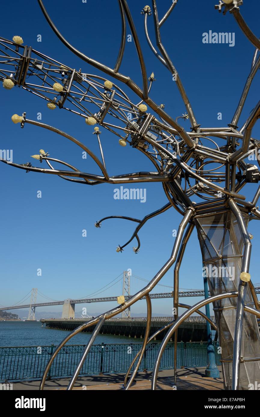 Die flammende soma-Installation von lotus Girls (FLG) vor der Bay Bridge, San Francisco CA Stockfoto