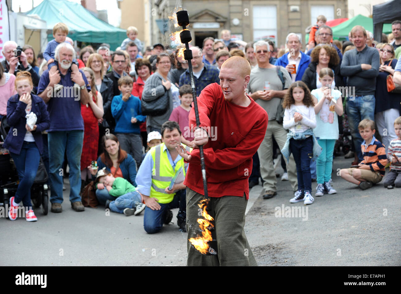 Feuer-Jongleur Künstler Stephen Margerison "Mad Margy" von Snaibeach The Green Man Festival am Clun in Shropshire Stockfoto