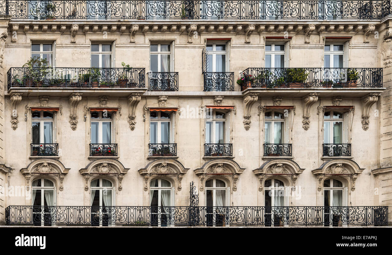 Details zu einer Haussmann-Ära Gebäude einschließlich der Schmiedeeisen und Gusseisen Balkone sowie Stein arbeiten rund um die Fenster. Stockfoto