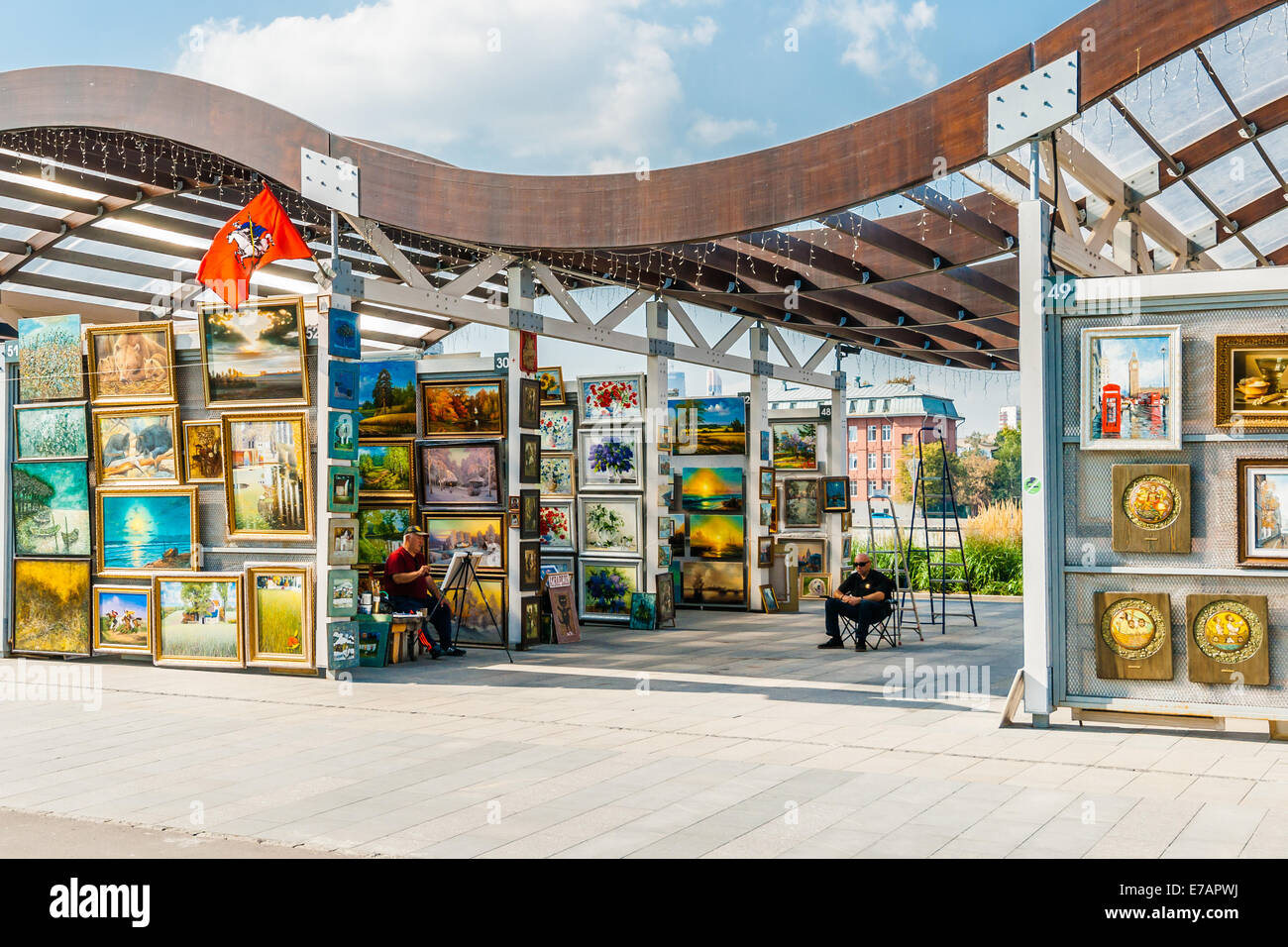 Moskau, Russland. Donnerstag, 11. September 2014. Verkauf von Kunst in Moskau Museon Park. Die Stadt Moskau erstellt so genannte Vernissage Struktur, wo Künstler ihre Kunst unter freiem Himmel in Moskau Museon Park der Künste verkaufen kann. Künstler Georgy Kataev (links) arbeitet an neuen Malerei. Bildnachweis: Alex Bilder/Alamy Live-Nachrichten Stockfoto