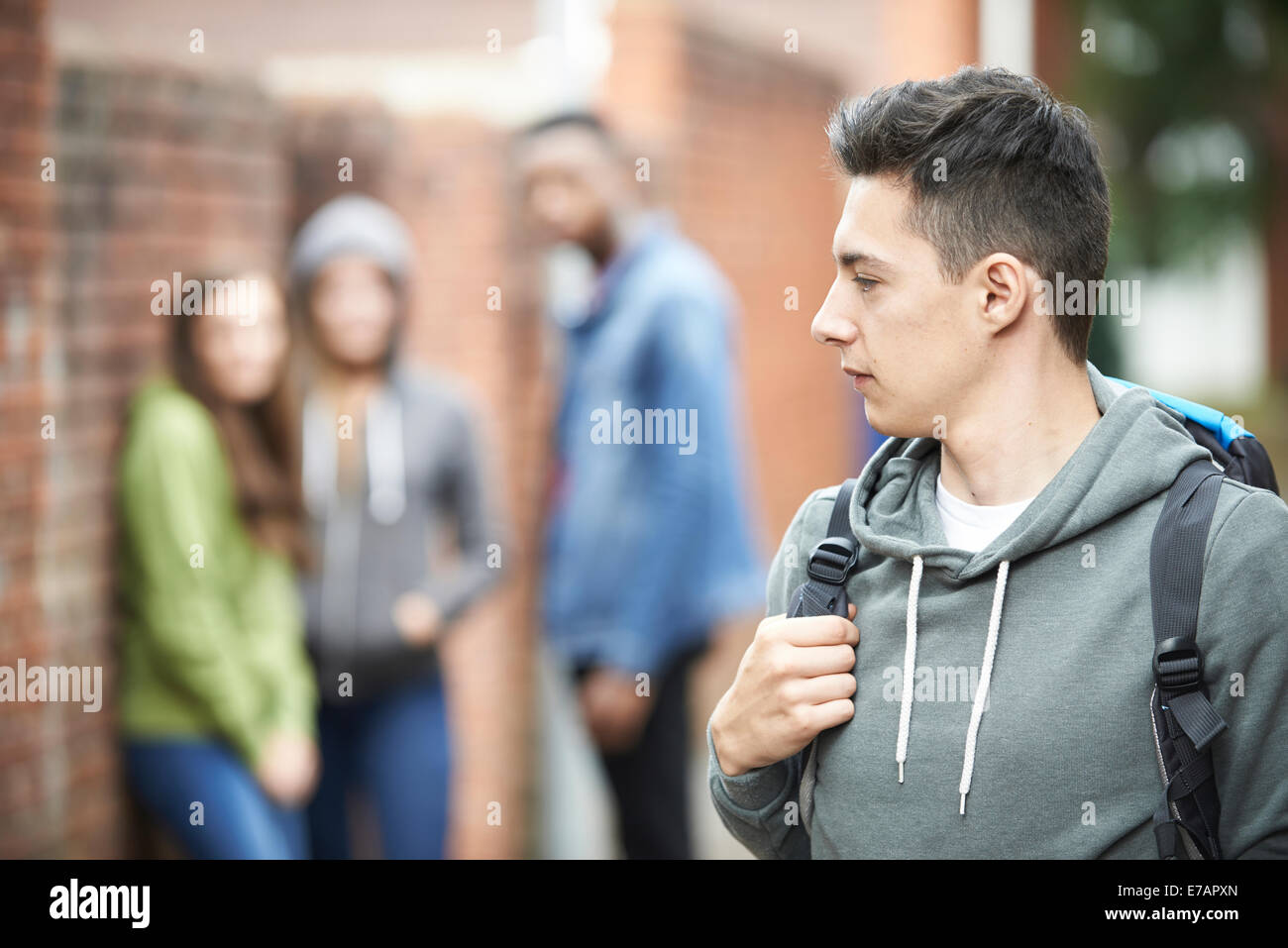Teenager fühlen eingeschüchtert, als er geht nach Hause Stockfoto